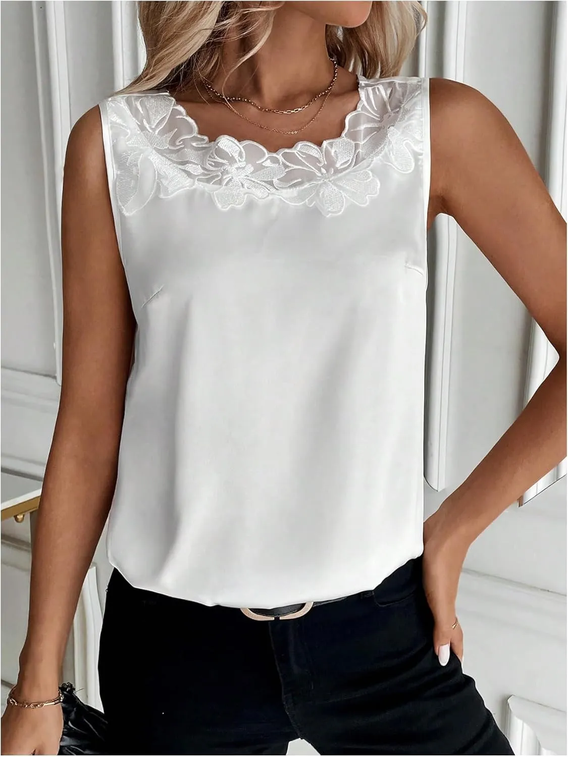 SweatyRocks Women's Satin Contrast Lace Crew Neck Sleeveless Blouse Appliques Summer Tank Tops